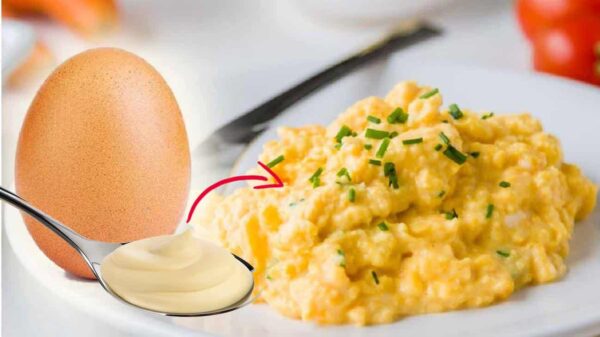 Você não sabe o que está perdendo: Coloque 1 colher de maionese light ao fazer ovos fritos ou mexidos