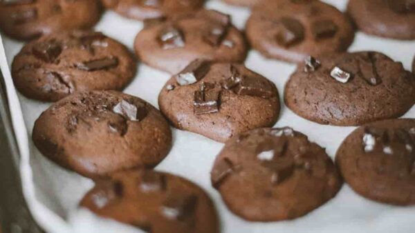 Aprenda a fazer deliciosos biscoitos de chocolate com bolo de caixa