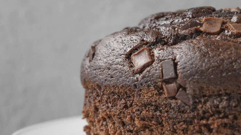 Conheça o MELHOR truque para preparar um bolo com pedaços de chocolate em apenas 5 minutos