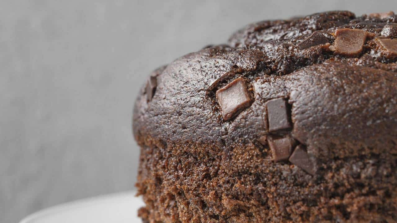 Conheça o MELHOR truque para preparar um bolo com pedaços de chocolate em apenas 5 minutos