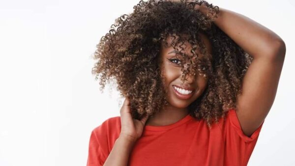 8 dicas para cuidar e modelar cabelos crespos e cacheados