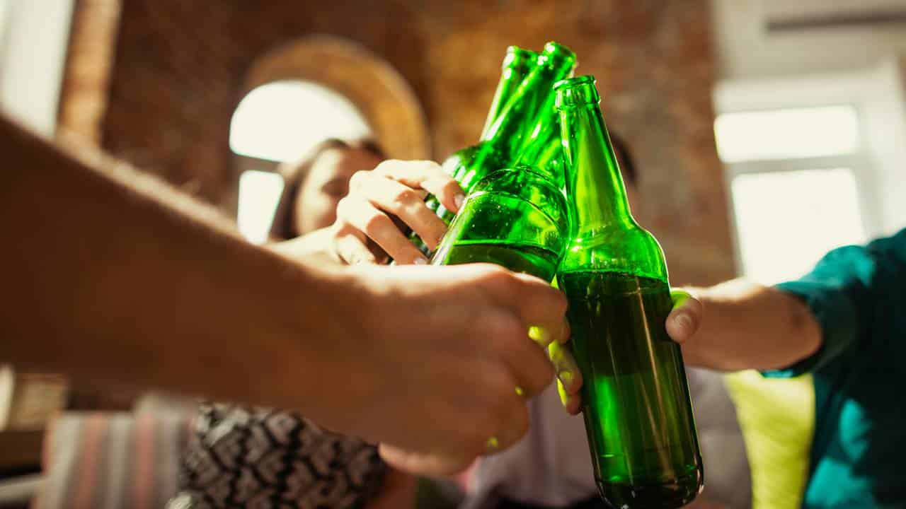 4 formas de gelar Cerveja de forma rápida e fácil em 10 minutos