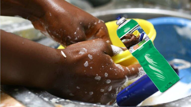 Por que você não deve tomar banho com detergente que você usa para lavar pratos?