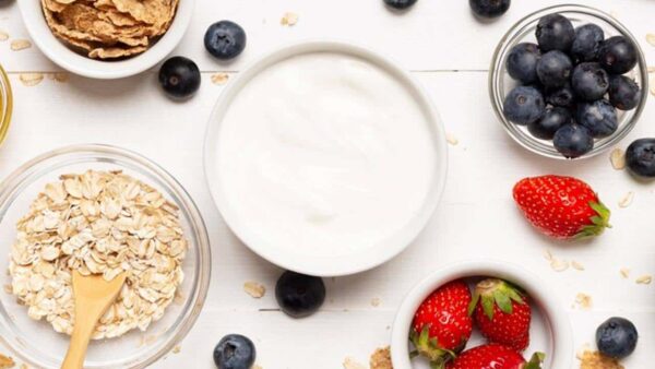 Aprenda a fazer um delicioso iogurte grego caseiro com leite em pó 