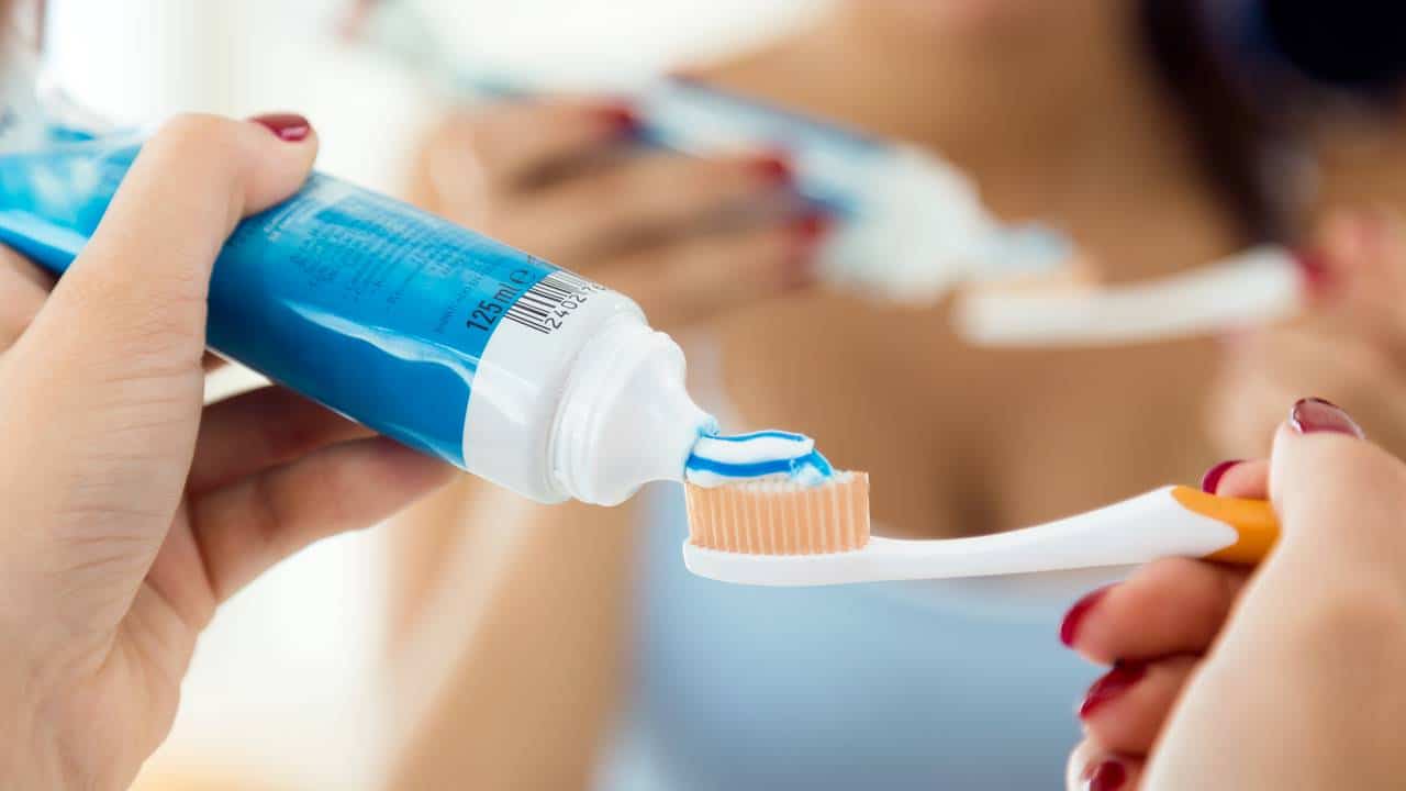 Por que você deve parar de molhar a escova após colocar o creme dental?