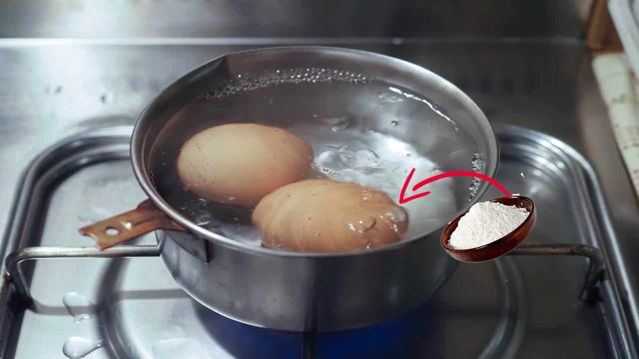 Por que você deve colocar sal na água para cozinhar ovo?
