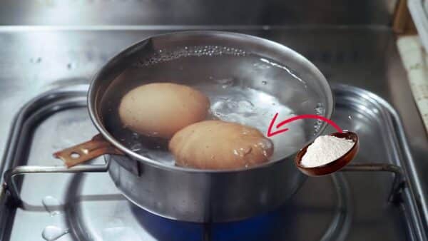Pare de cozinhar OVO errado: 1 ingrediente da sua cozinha fará a casca sair de forma fácil e surpreendente