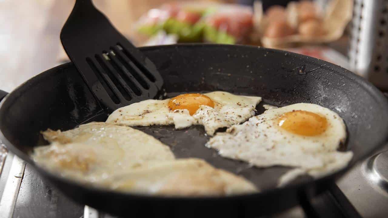 O segredo para evitar que os ovos fritos grudem na espátula é muito simples