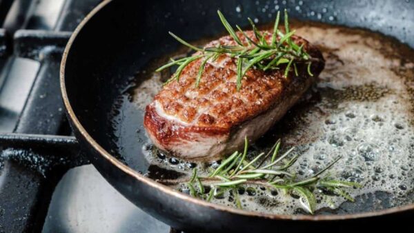 Este é o segredo definitivo para que a carne não grude na panela