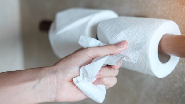 Por que você deve trocar o rolo de papel higiênico ao entrar no quarto do hotel?