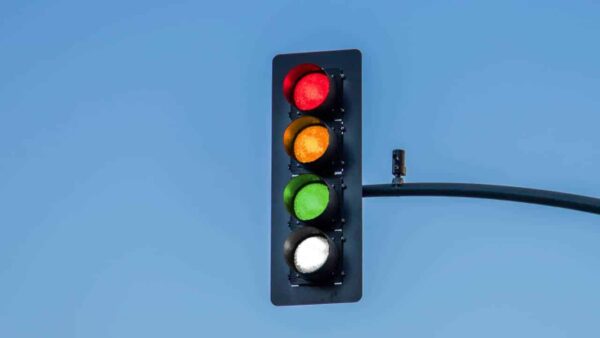 Quarta luz com nova cor chega aos semáforos e surpreende motoristas