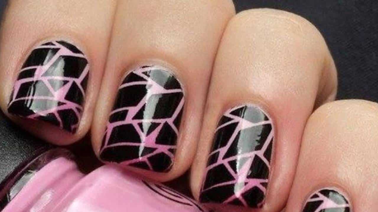 4 designs de unhas craqueladas para arrasar no final de semana