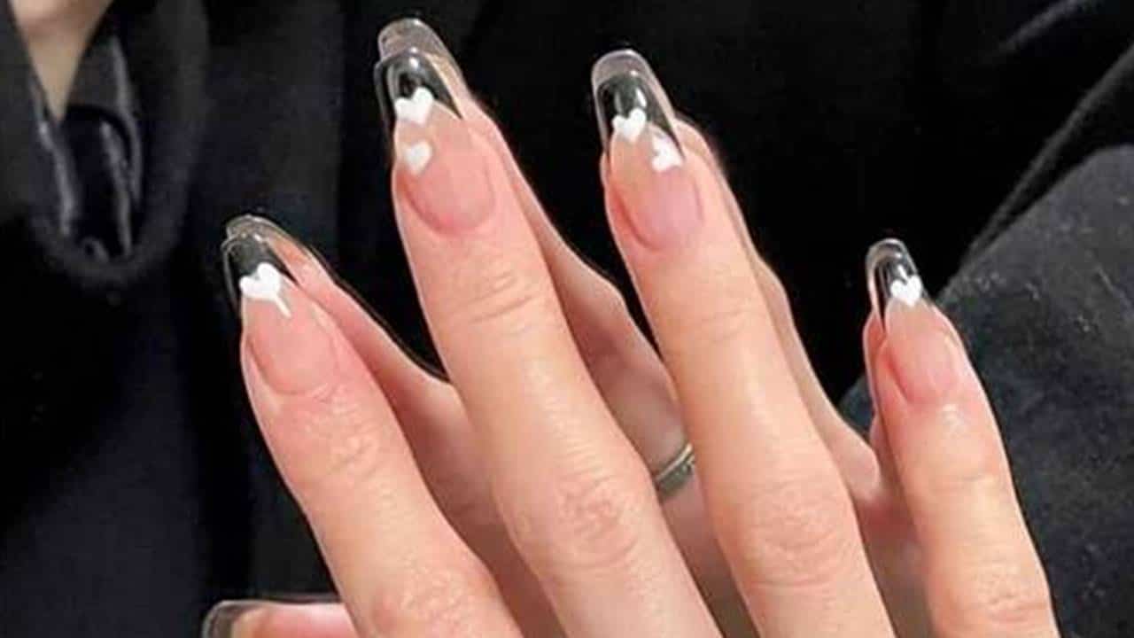 Unhas transparentes com corações: 5 designs para renovar sua manicure