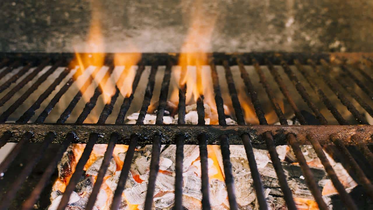 3 receitas mágicas para limpar e desengordurar a churrasqueira facilmente