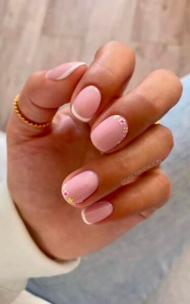 5 designs de unhas curtas para redefinir sua manicure francesa tradicional