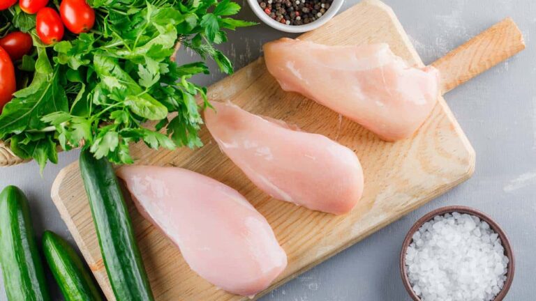 A razão pela qual você NÃO deve lavar o frango antes de cozinhar