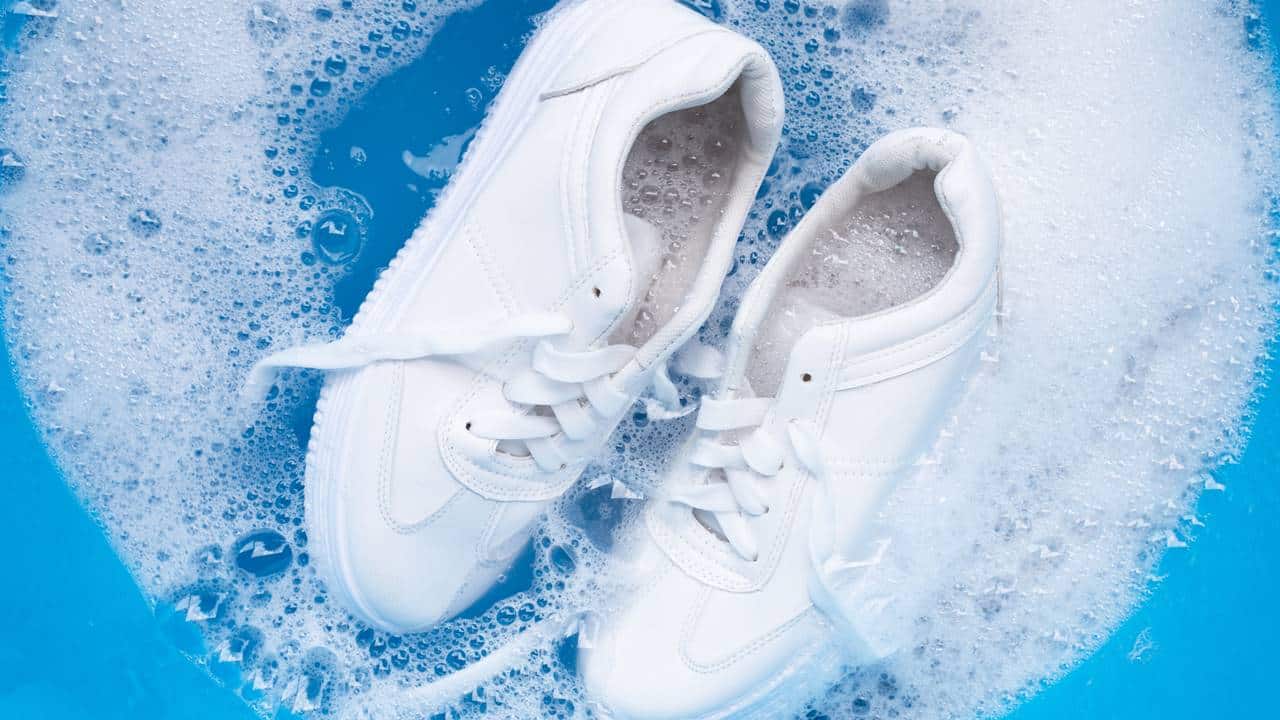 Aprenda como é FÁCIL lavar e deixar seus tênis de tecido branco como neve