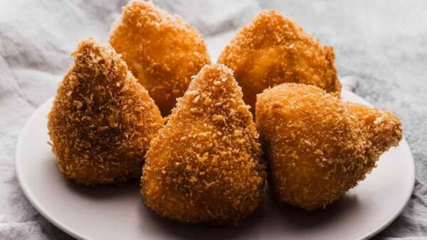 Aprenda como preparar de forma fácil coxinhas tradicionais