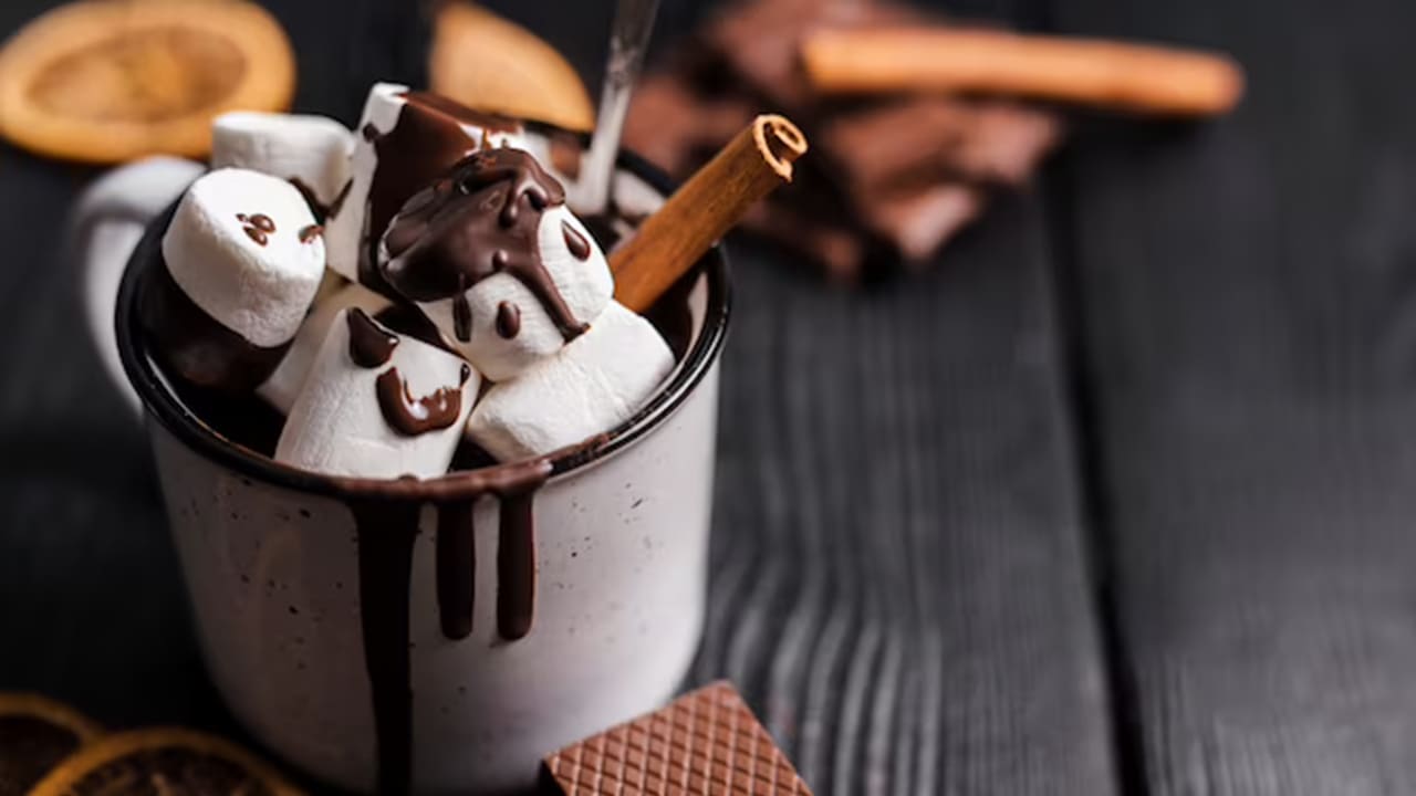 Aqueça seus dias frio com este chocolate quente com marshmallow