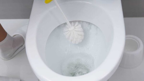 Aprenda um método caseiro inusitado para limpar o banheiro
