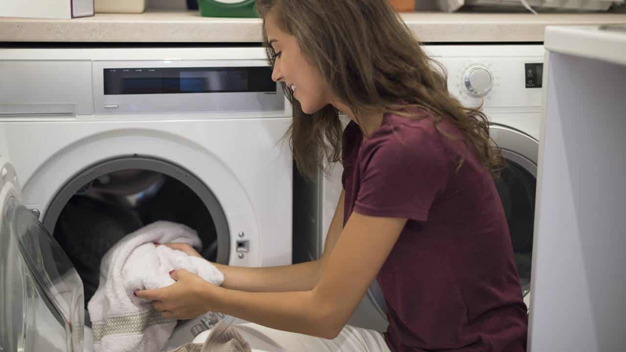 Como limpar sua máquina de lavar para que não manche suas roupas
