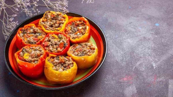 Deliciosos tomates recheados com atum surreal