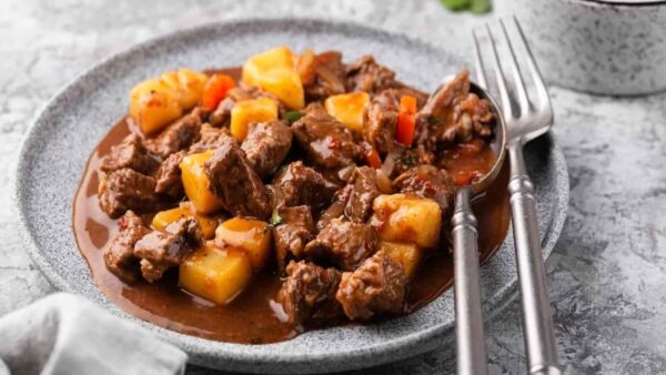 Ensopado de carne com batatas: Uma deliciosa opção para toda a família