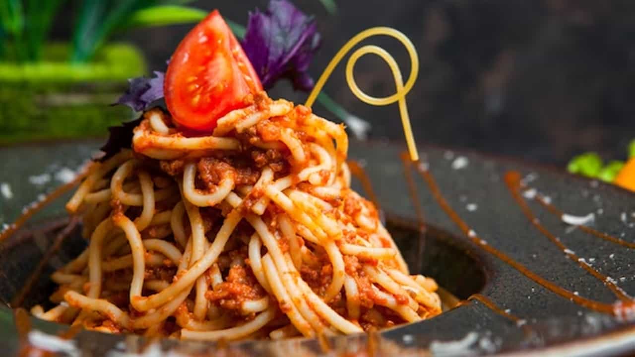 Espaguete com carne moída ao molho de tomate