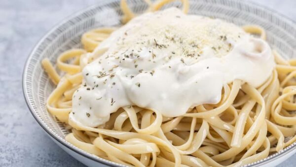 Esta receita de macarrão com creme de leite é surreal