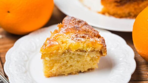 Sem farinha nem manteiga, este bolo de laranja é uma delícia 