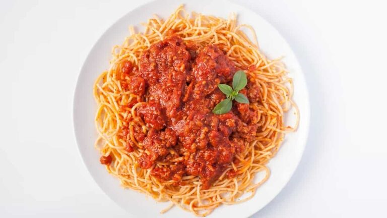 Rápido e fácil: Este molho á bolonhesa é PERFEITO para aquela receita de massa deliciosa