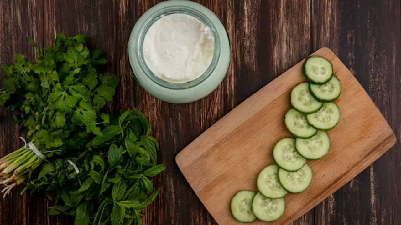 Experimente esta receita de salada de pepino com iogurte surreal