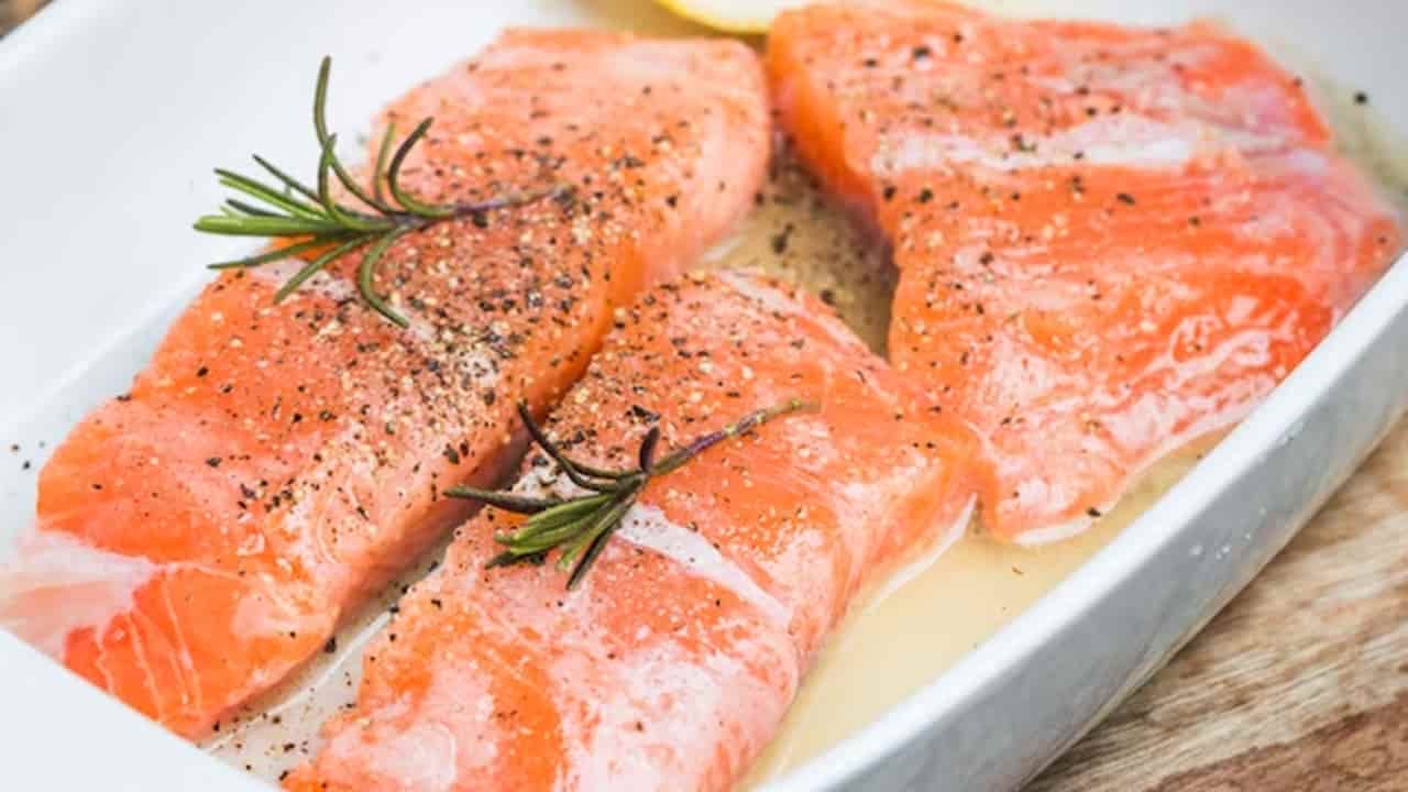 Experimente esta receita de salmão cozido no vapor