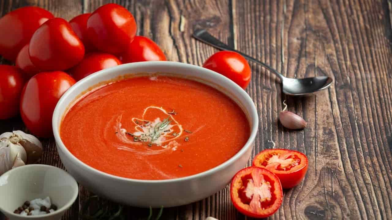 Fácil e saudável: Sopa de tomate para esquentar o dia frio