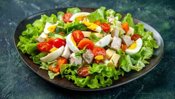 Fácil e saudável: Esta deliciosa salada caipira é super fresca, ideal para o verão