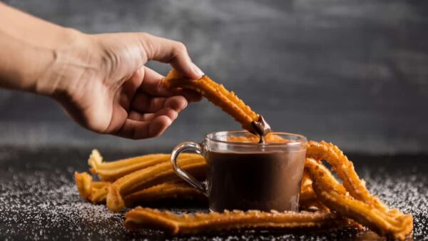 INCRÍVEL: Chocolate com churros combinação perfeita para os dias frios