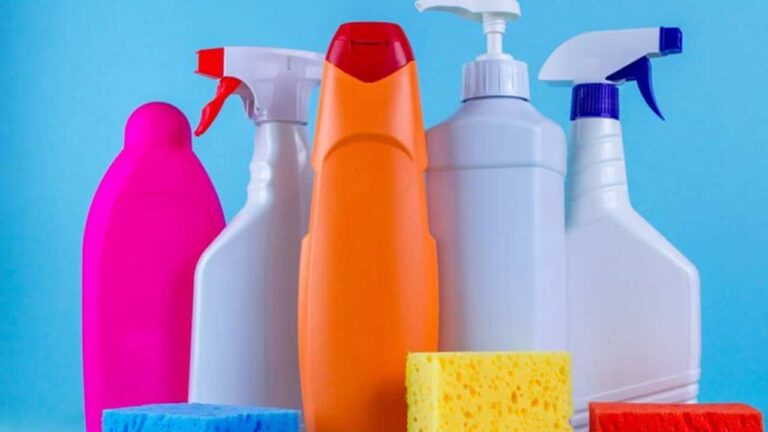 Quais ingredientes naturais usar para substituir a água sanitária?
