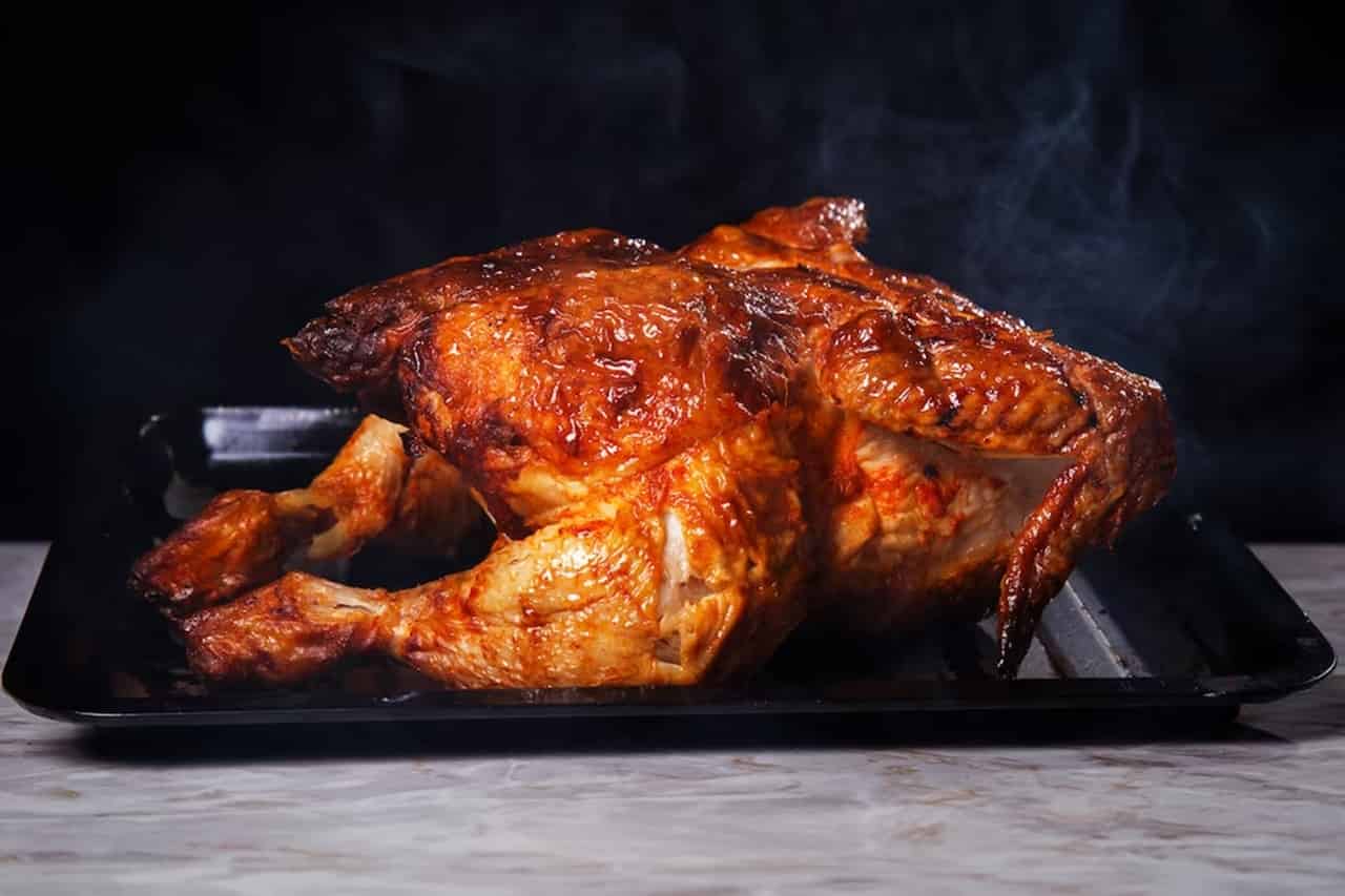 Como assar um frango e torná-lo suculento e perfeito