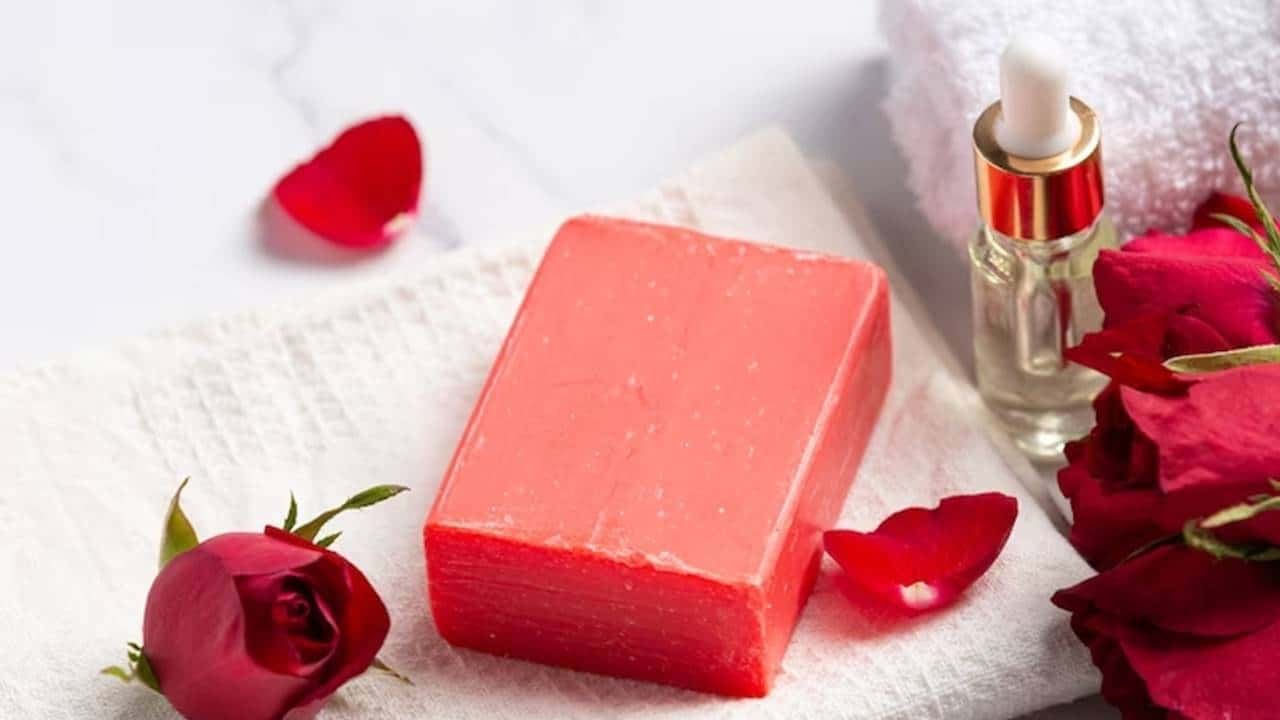 Aproveite os benefícios das pétalas de rosas para pele com este sabonete caseiro