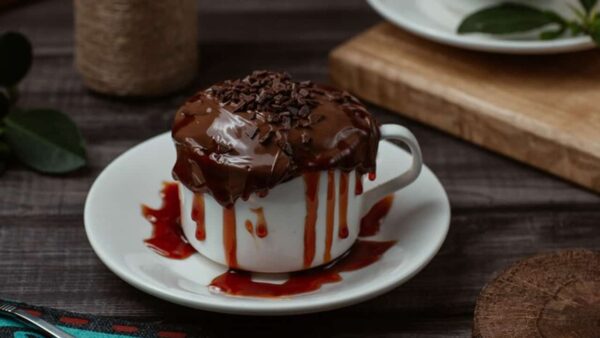 Surpreenda toda família com este bolo de caneca de chocolate