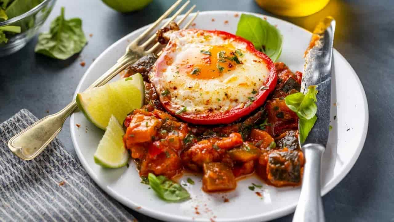 Prepare esta maravilha de tomate recheado com ovo assado