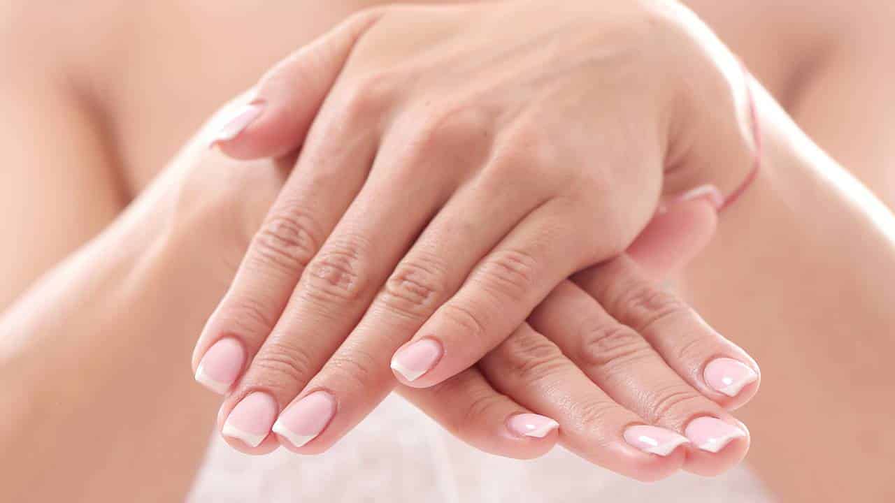 Elimine manchas nas mãos e fortaleça as unhas com um esfoliante caseiro