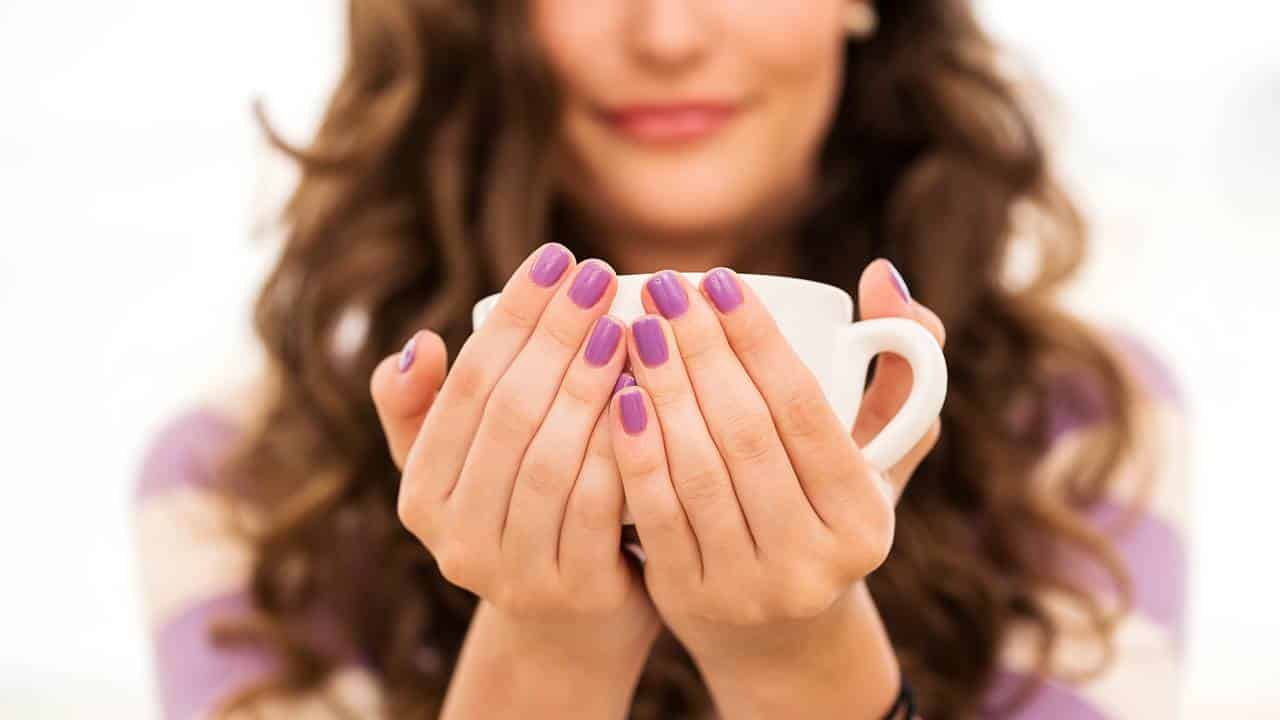 Unhas curtas e bonitas 4 designs modernos para usar depois dos 45