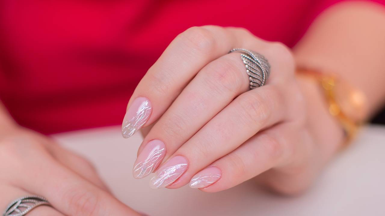 3 designs de unhas marmorizadas elegantes que rejuvenescem as mãos