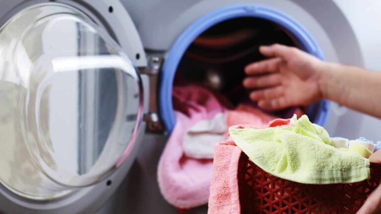 Esta é a roupa que por nenhum motivo deve ir para sua máquina de lavar: você vai causar um desastre!