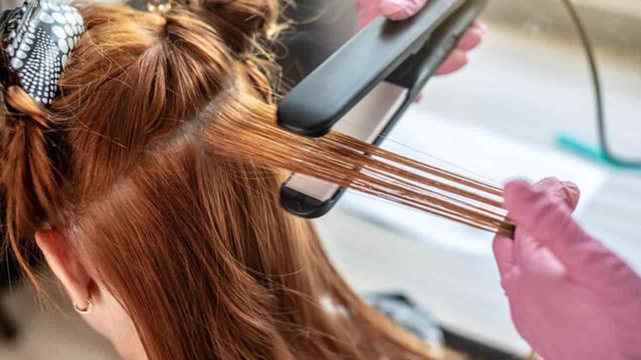 Por que você deve usar sérum antes de alisar seu cabelo?