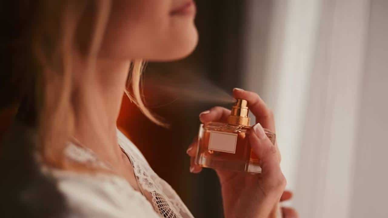 Segredos para aplicar o perfume e aumentar a sua duração na pele
