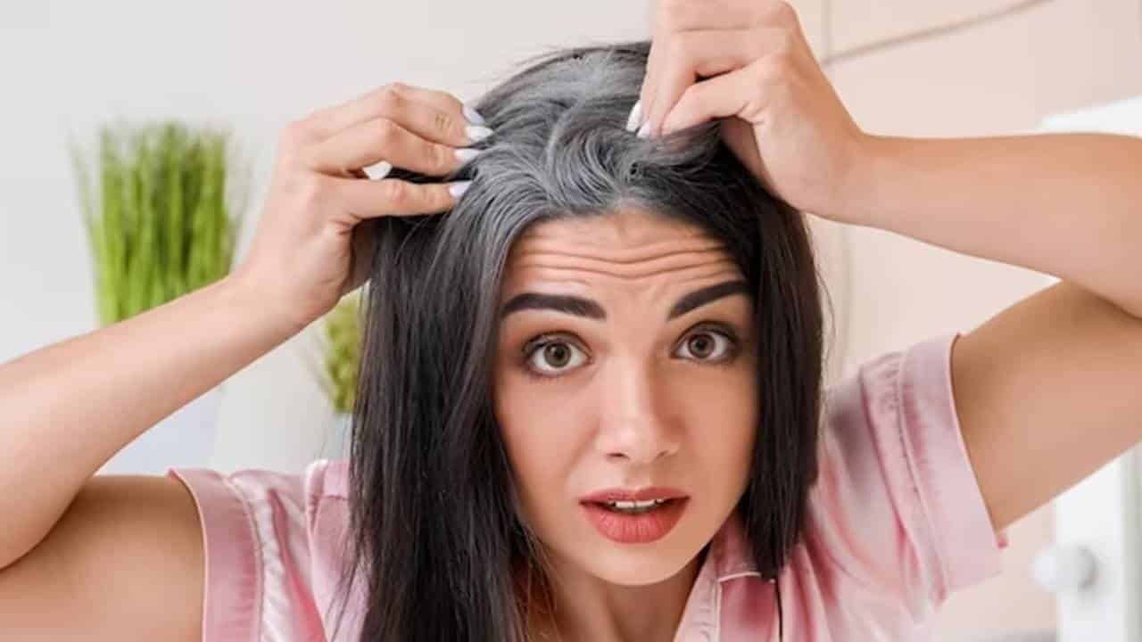 Aprenda como ESCURECER os cabelos grisalhos com apenas dois ingredientes