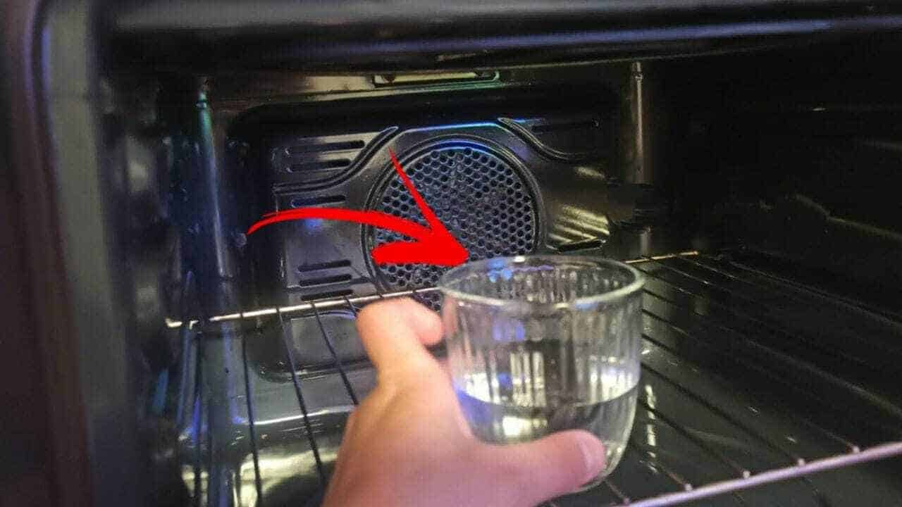 Por que muitas donas de casa colocam uma tigela de água no forno?