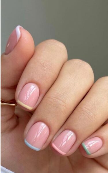 5 designs de unhas curtas para redefinir sua manicure francesa tradicional